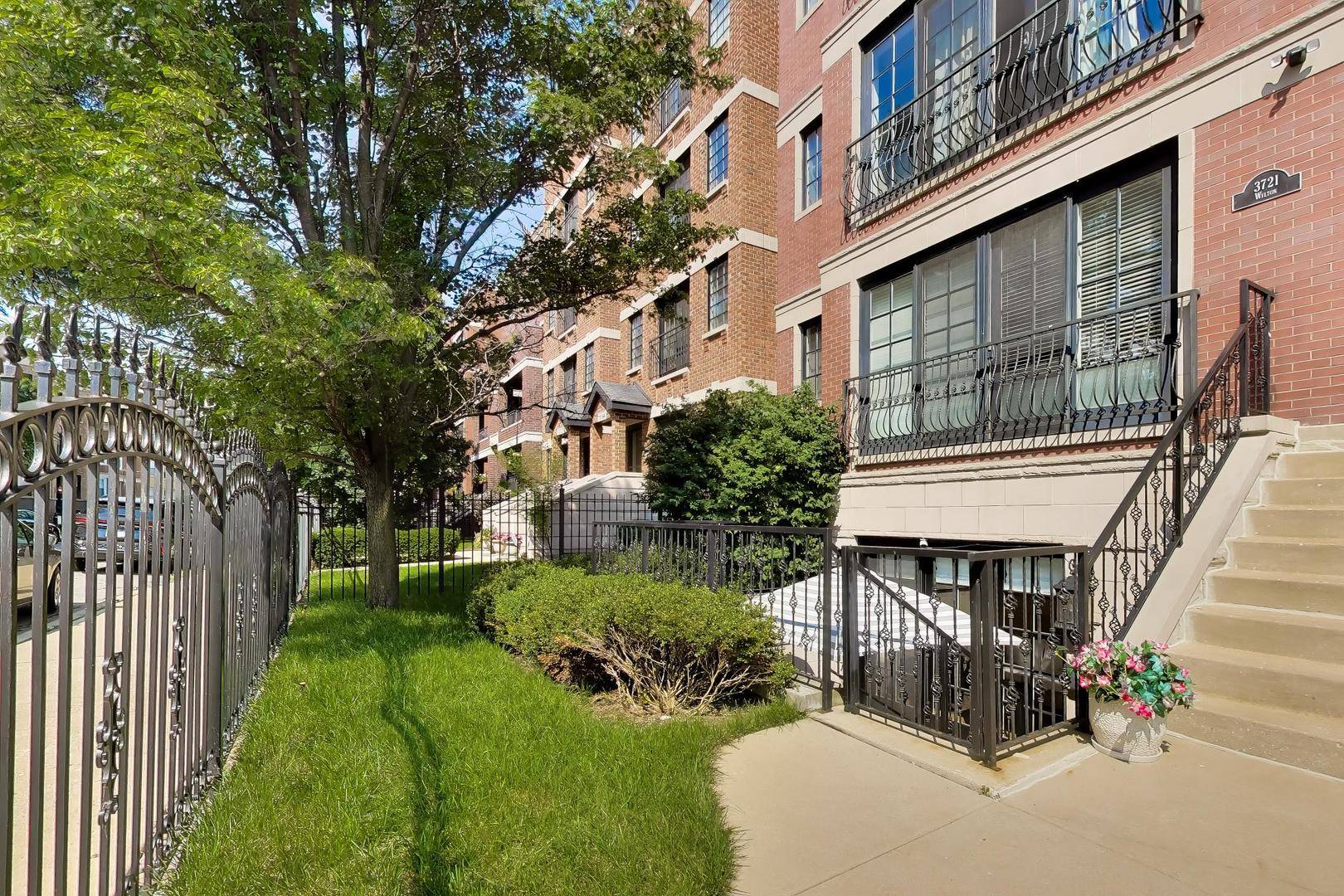 3721 N Wilton AVE #1, Chicago, IL 60613