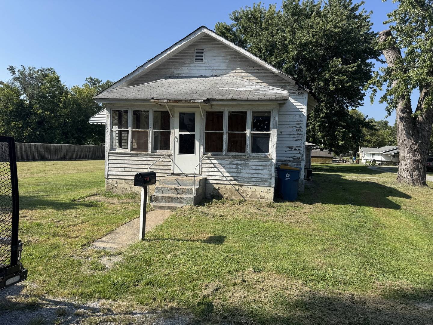 513 E Smith ST, Benton, IL 62812