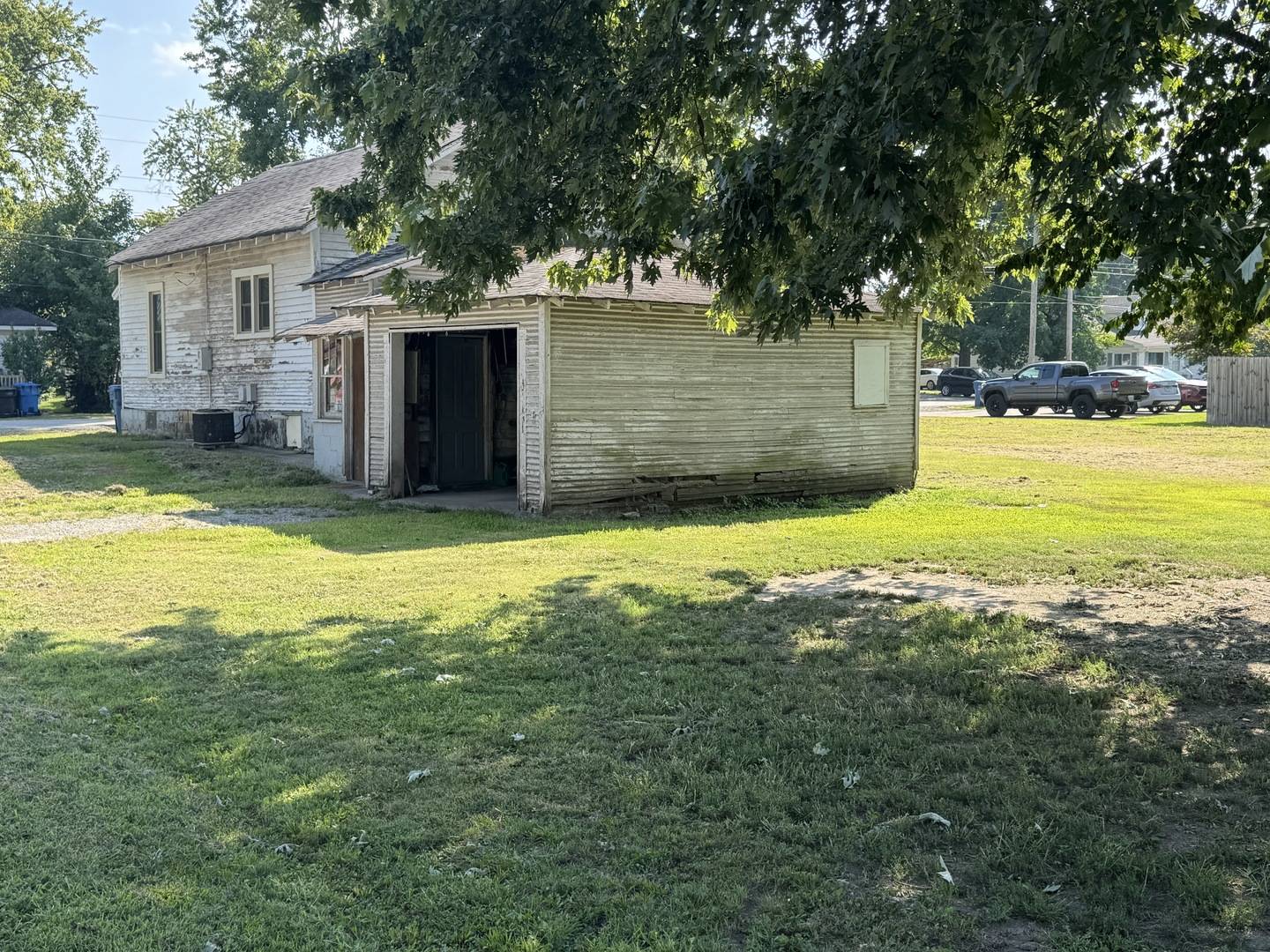 513 E Smith ST, Benton, IL 62812