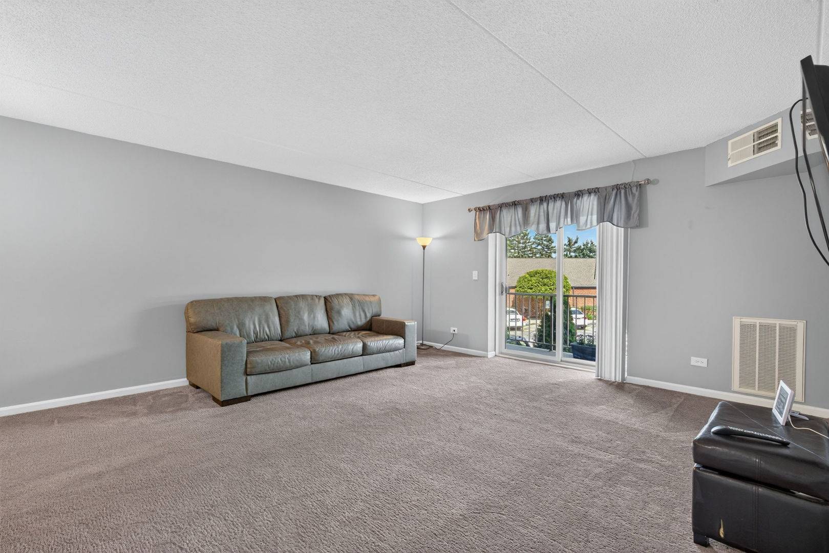 1 Bloomingdale PL #207, Bloomingdale, IL 60108