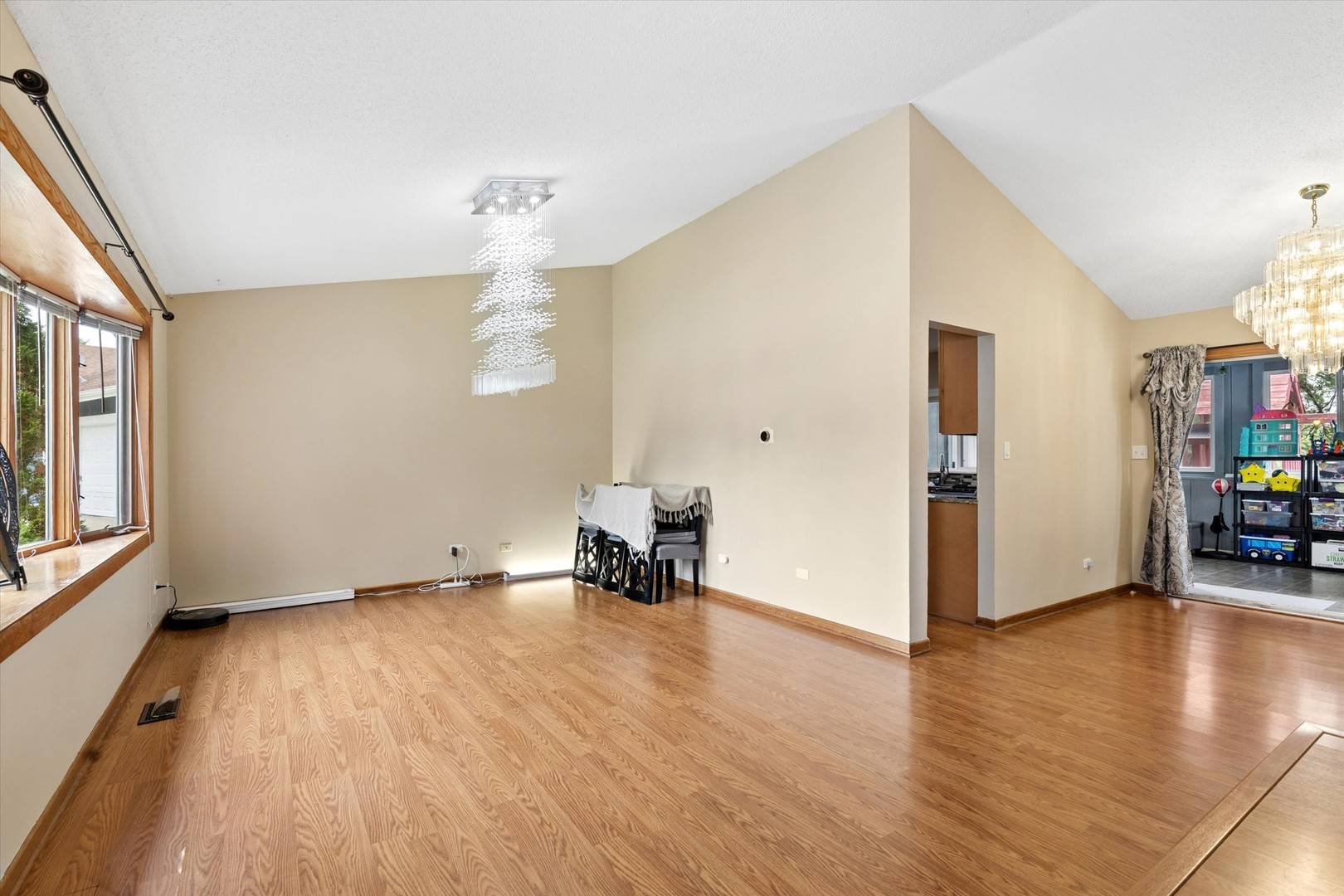 5701 Bedford CT, Hanover Park, IL 60133