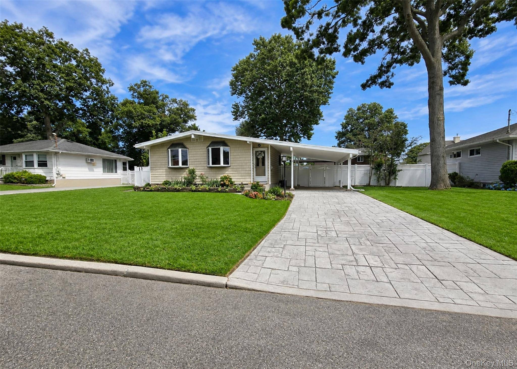 21 Duane DR, Ronkonkoma, NY 11779