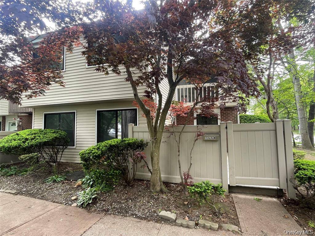 200 Springmeadow DR #M, Holbrook, NY 11741