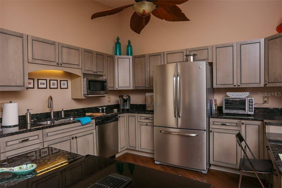 2319 HARBOUR OAKS DR, Longboat Key, FL 34228