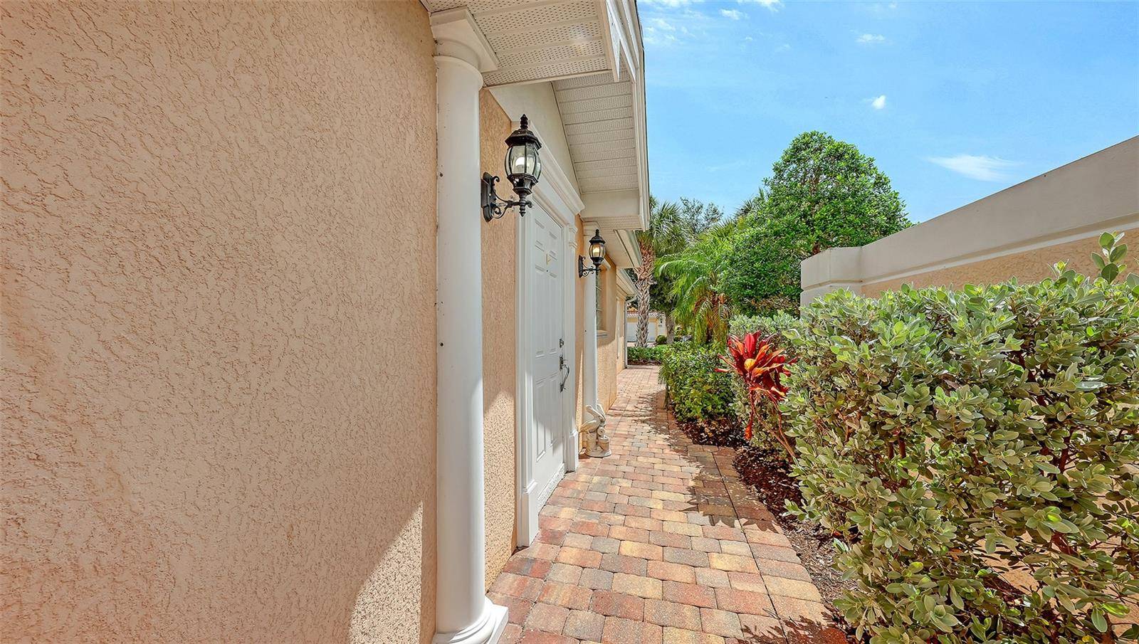 11605 GARESSIO LN, Sarasota, FL 34238