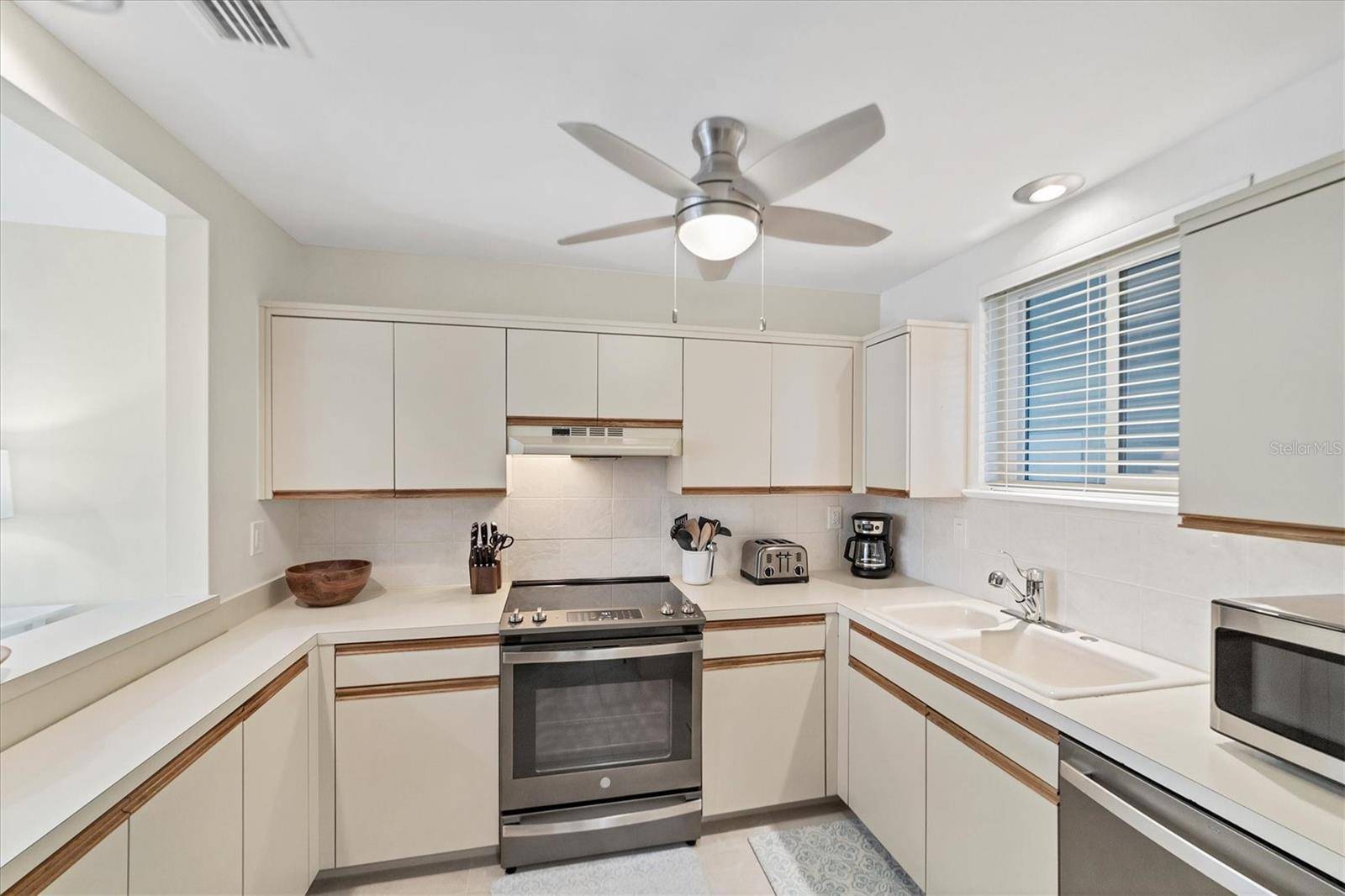 500 S WASHINGTON DR #18B, Sarasota, FL 34236