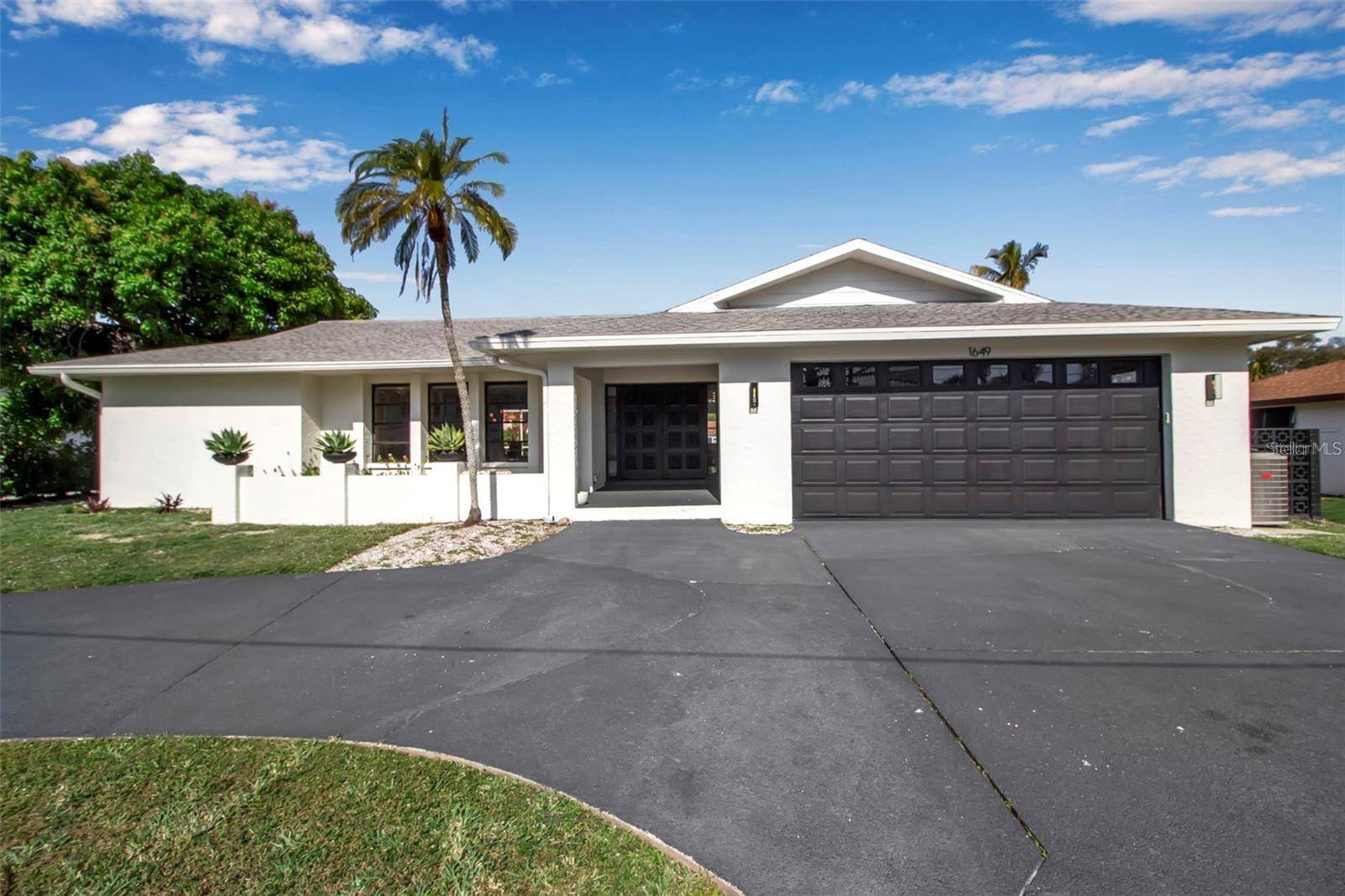 1649 STANFORD LN, Sarasota, FL 34231