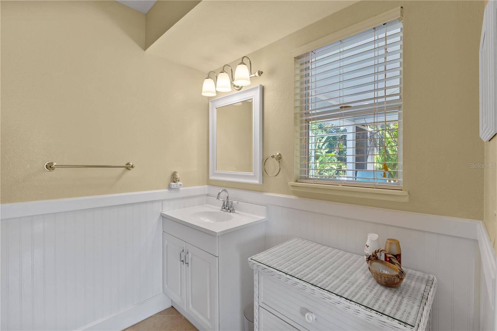 7860 HOLIDAY DR, Sarasota, FL 34231