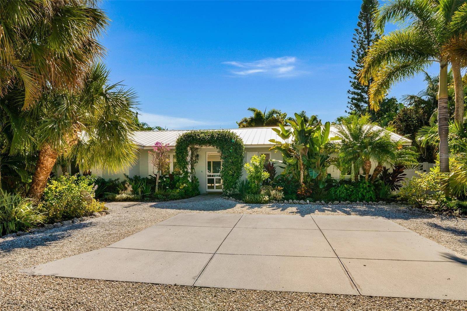 207 PEACOCK LN, Holmes Beach, FL 34217