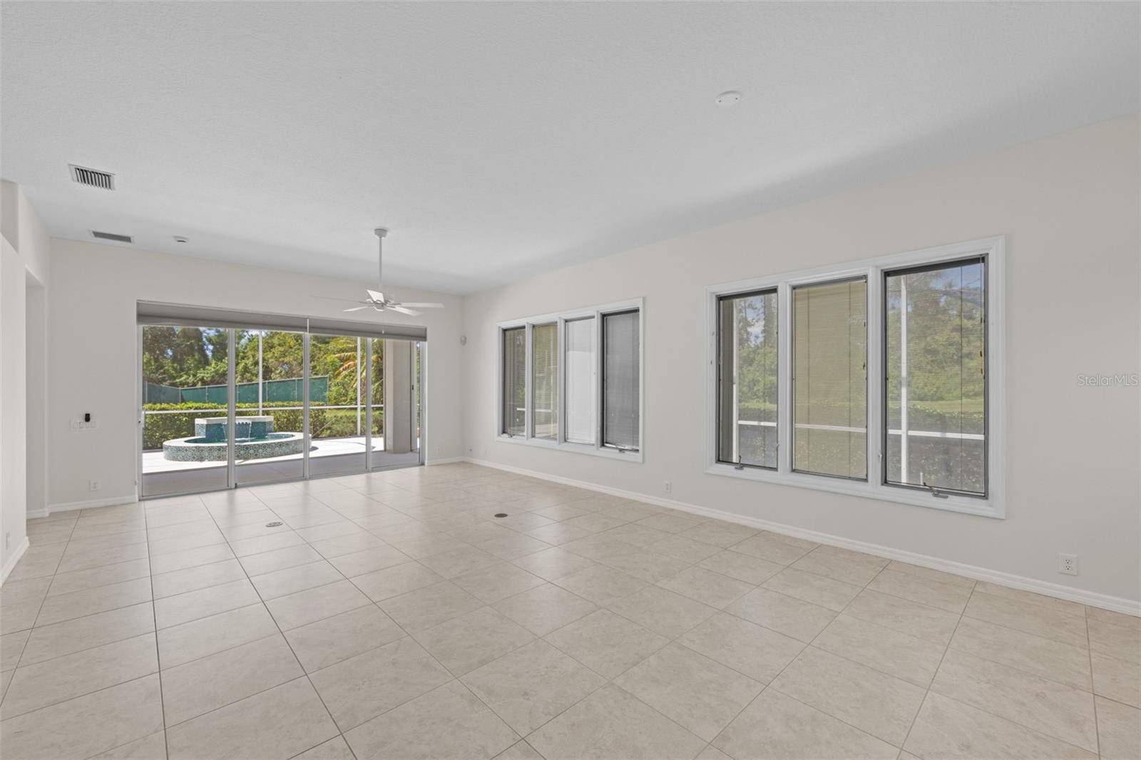 8628 54TH AVENUE CIR E, Bradenton, FL 34211