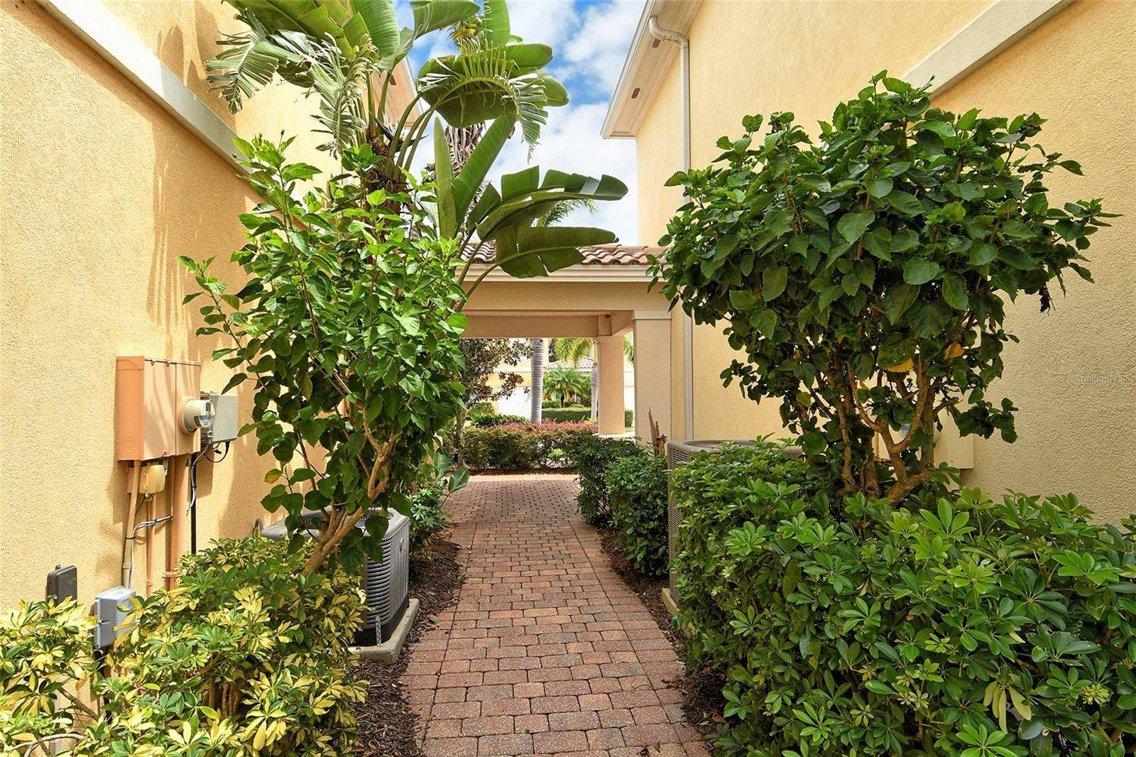 1400 BURGOS DR, Sarasota, FL 34238