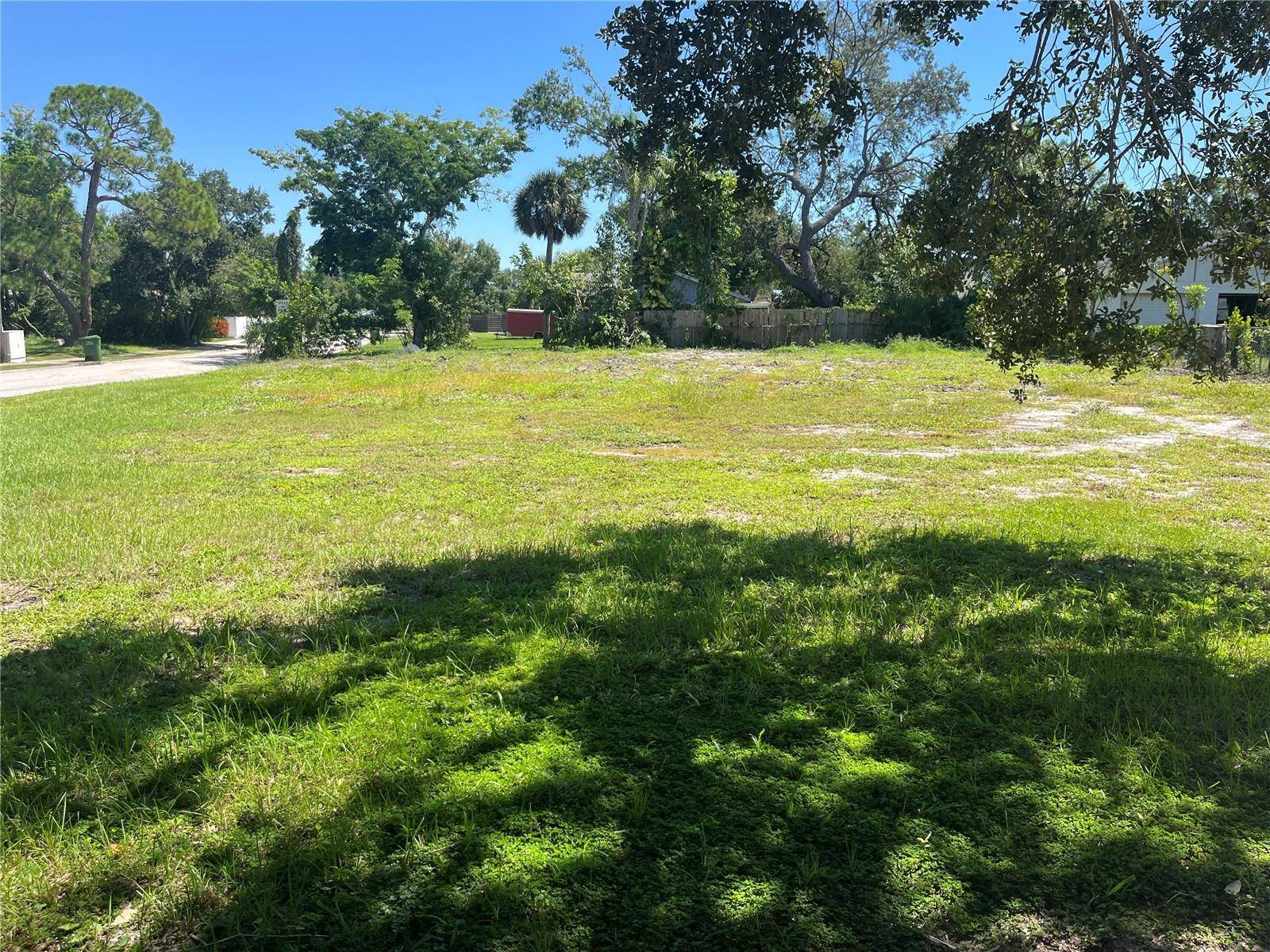 2414 PELICAN DR, Sarasota, FL 34237
