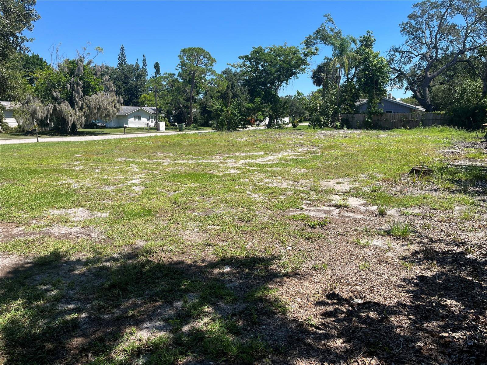 2414 PELICAN DR, Sarasota, FL 34237