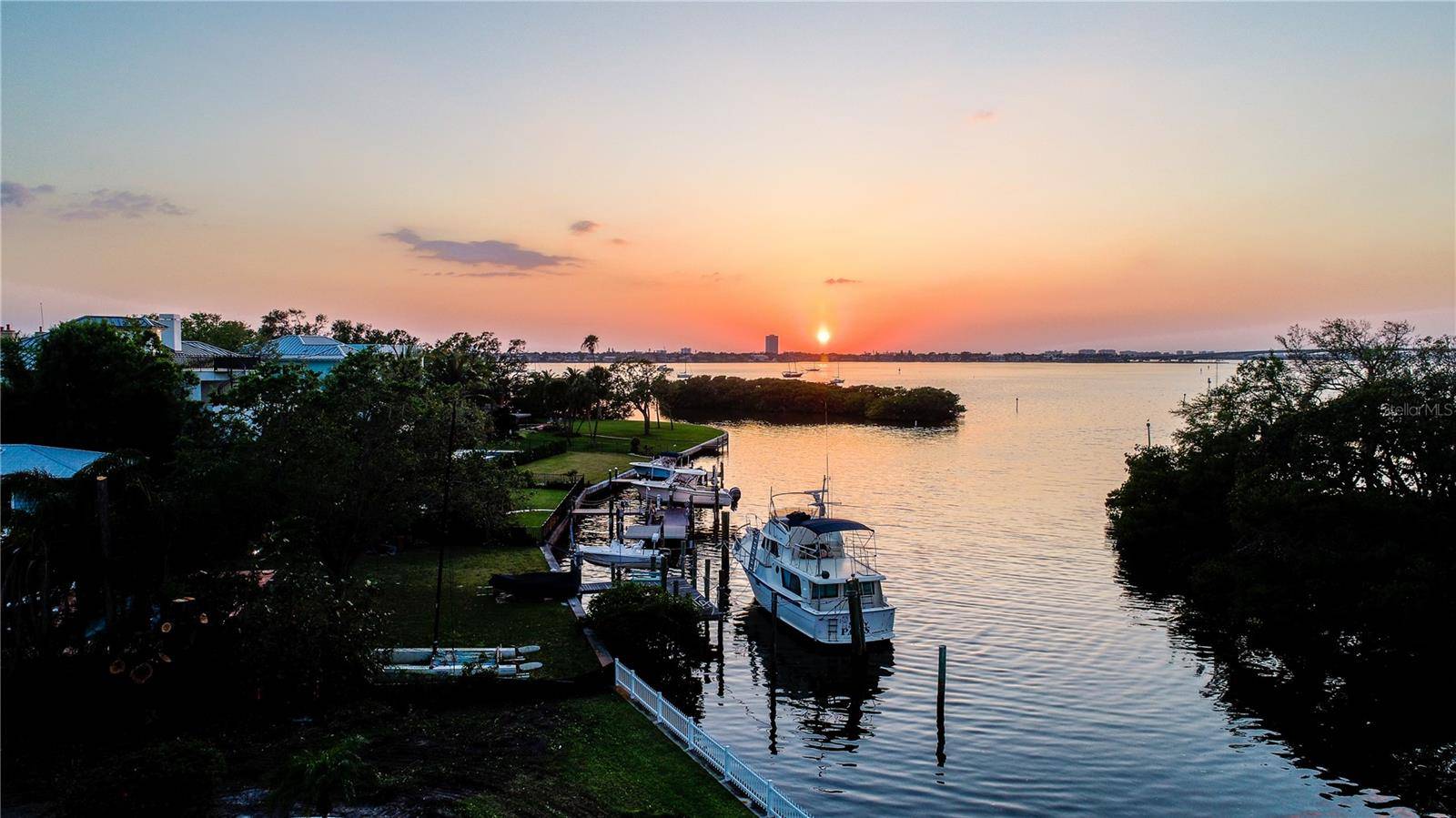 1521 BAY POINT DR, Sarasota, FL 34236