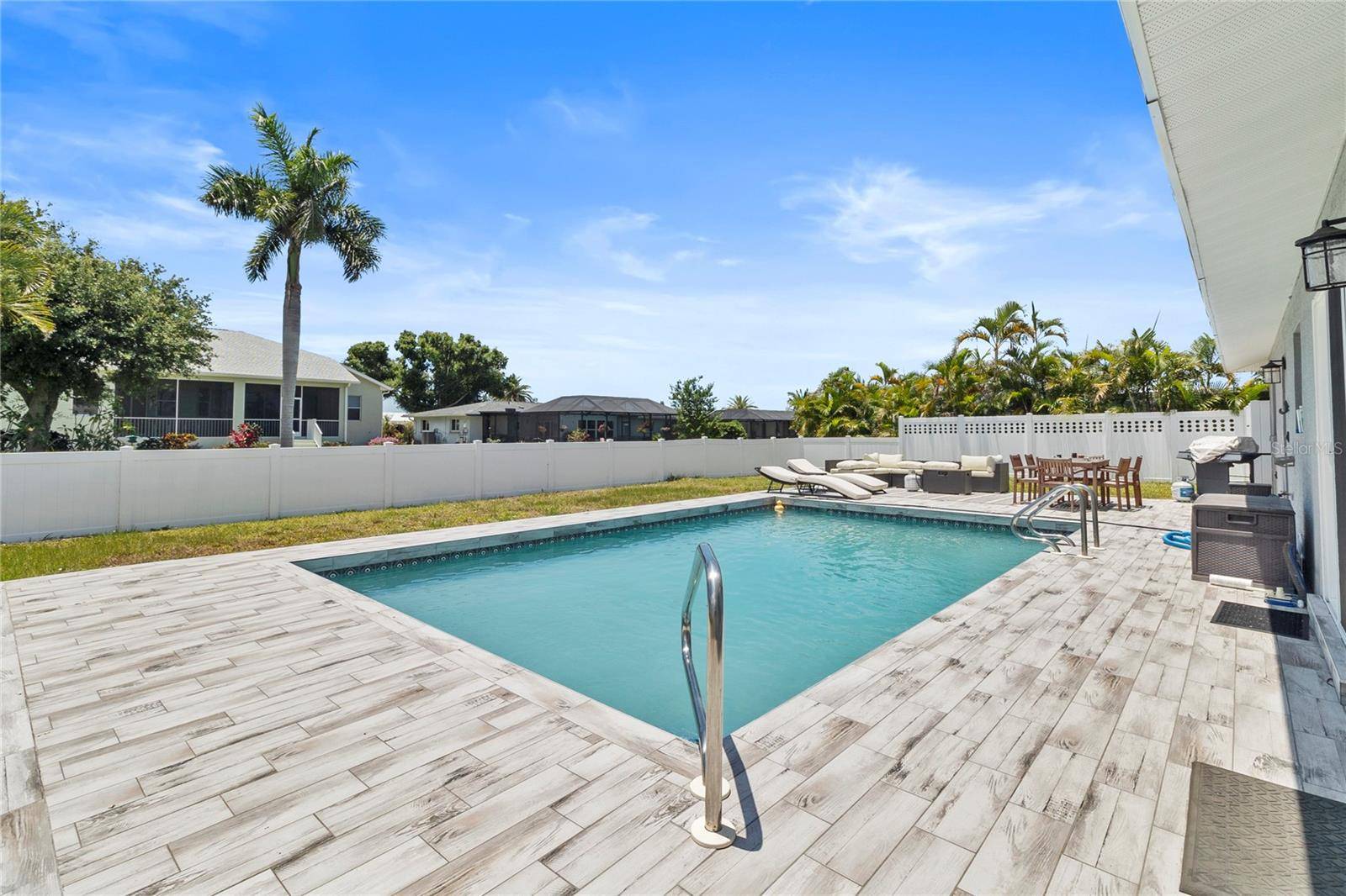 60 GOLFVIEW RD, Rotonda West, FL 33947