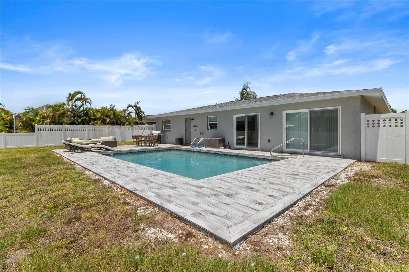 60 GOLFVIEW RD, Rotonda West, FL 33947