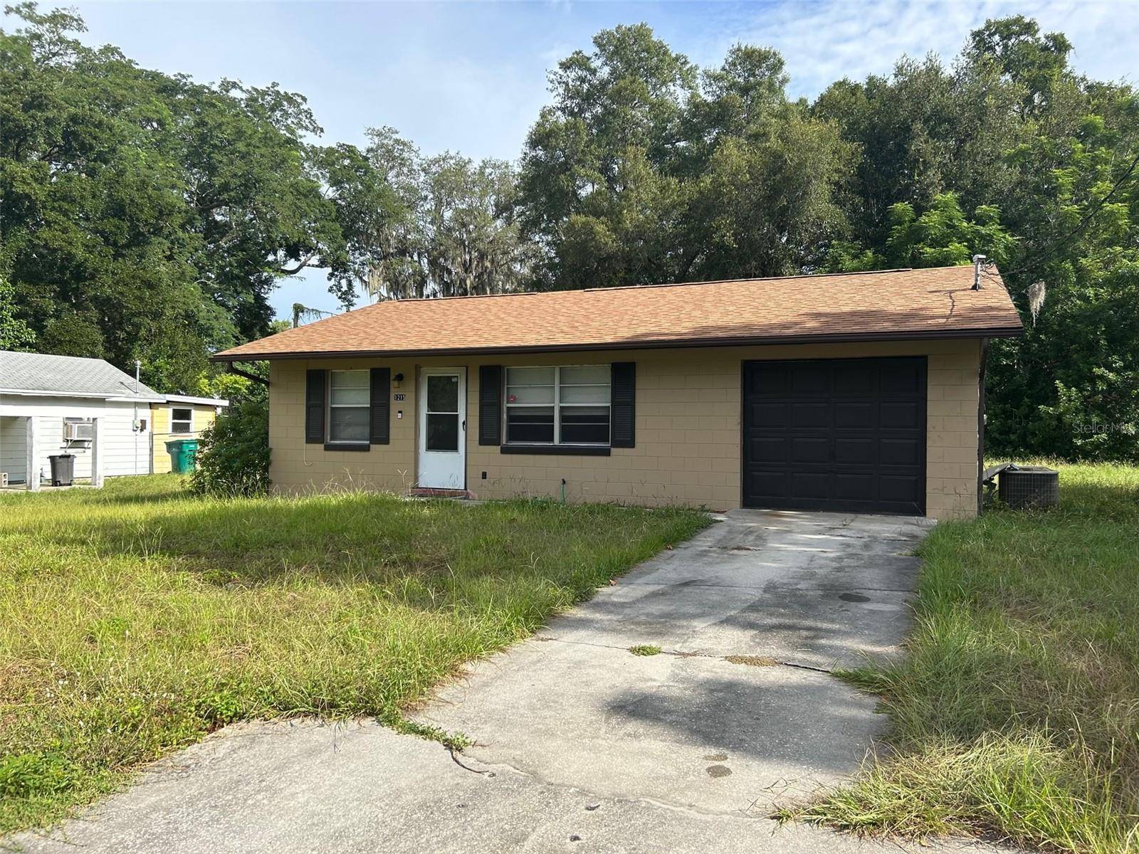 1215 E HAZZARD AVE, Eustis, FL 32726