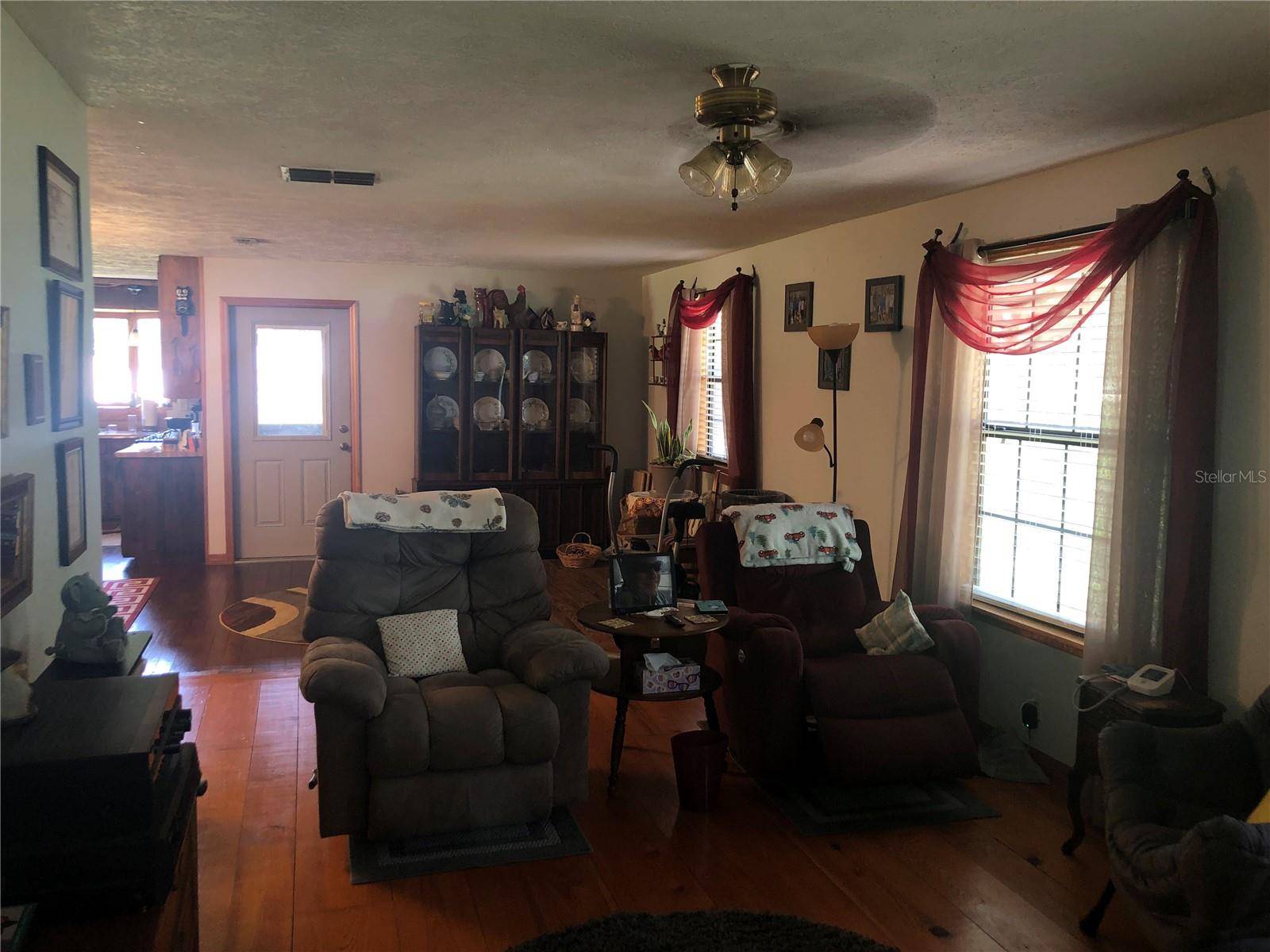 136 S COMMERCIAL ST, Coleman, FL 33521