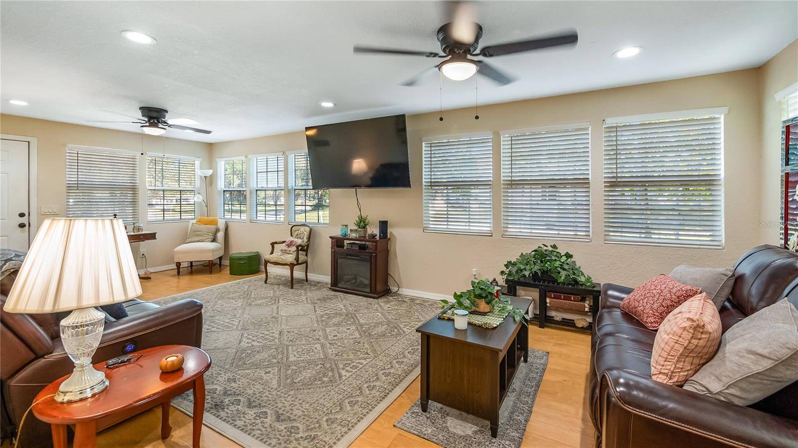172 S VIRGINIA AVE, Center Hill, FL 33514