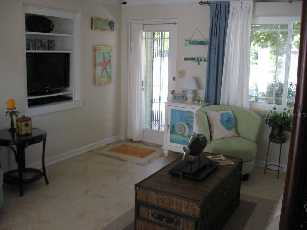 411 S Pine ST, New Smyrna Beach, FL 32169