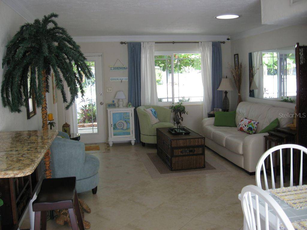 411 S Pine ST, New Smyrna Beach, FL 32169