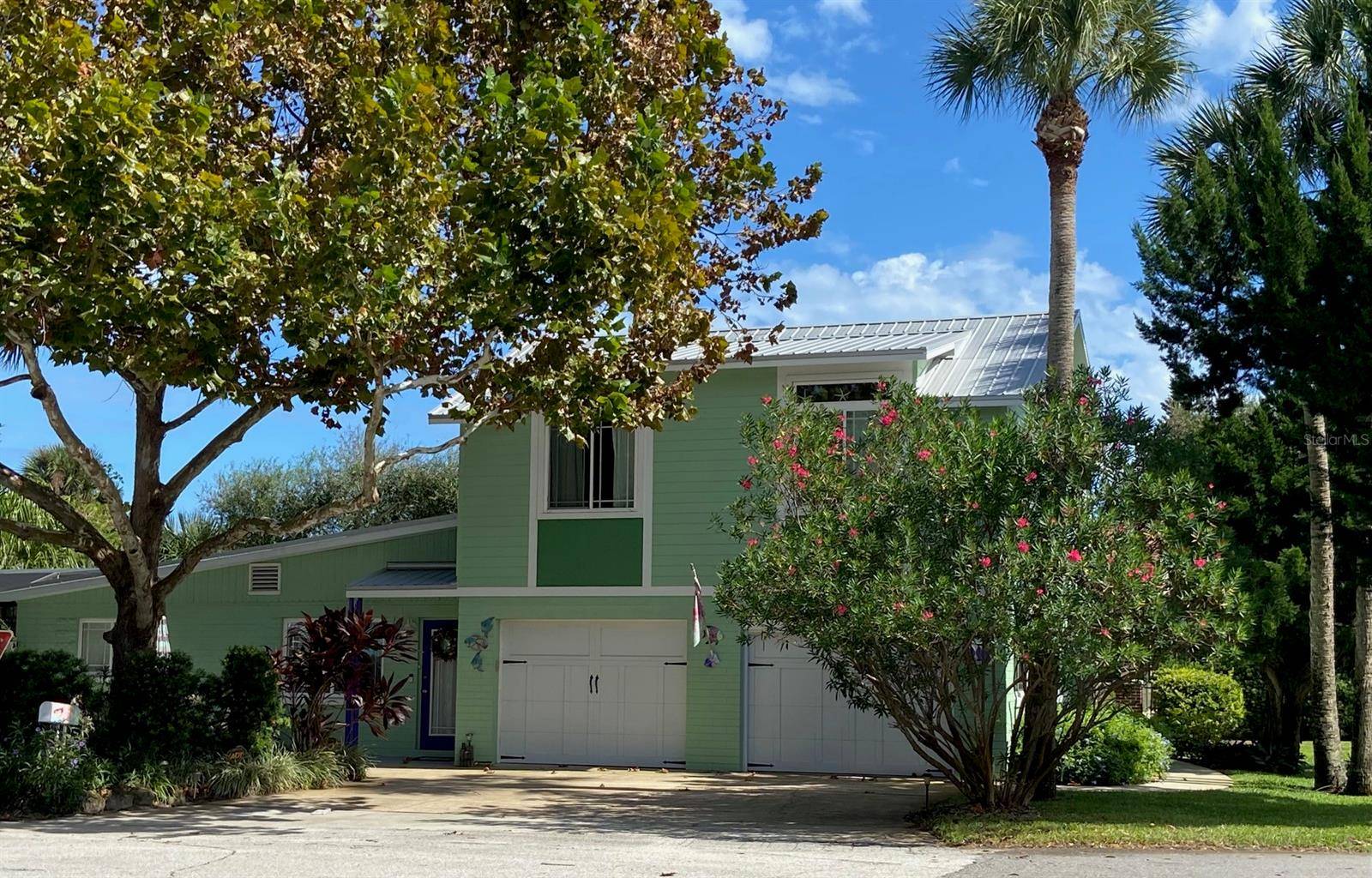 411 S Pine ST, New Smyrna Beach, FL 32169