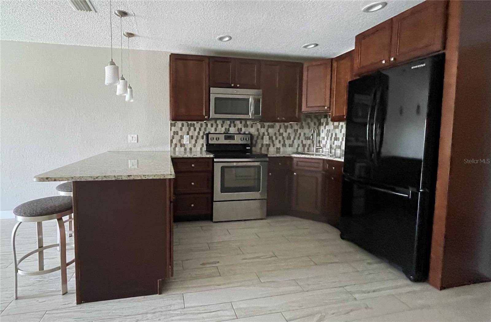 1860 MASSACHUSETTS AVE NE #214, St Petersburg, FL 33703