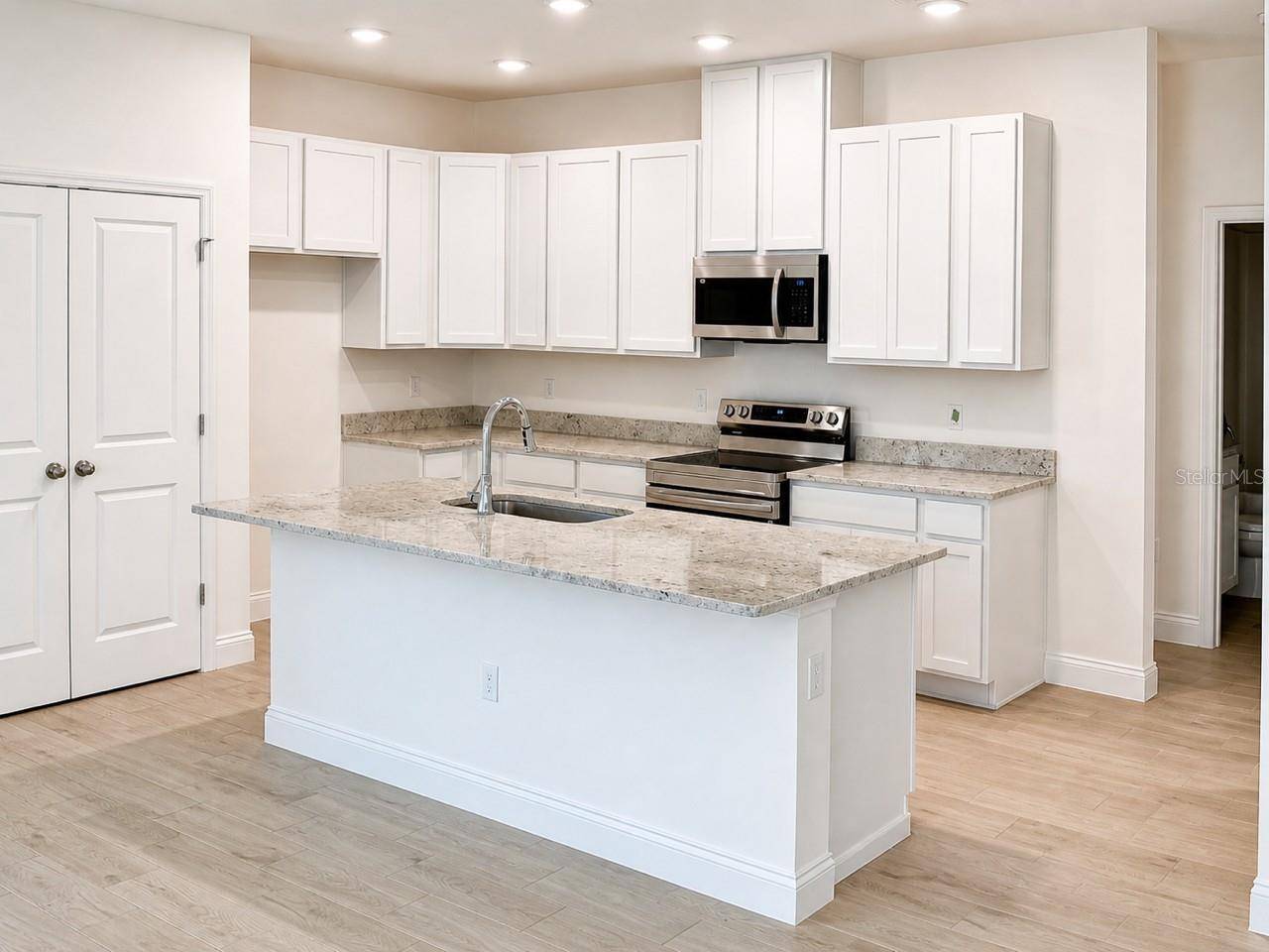 808 SUNSHOWER DR, Lady Lake, FL 32159