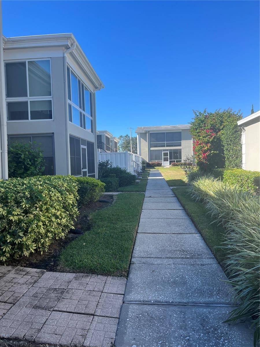 689 LAKE HOWARD DR NW #1E, Winter Haven, FL 33880