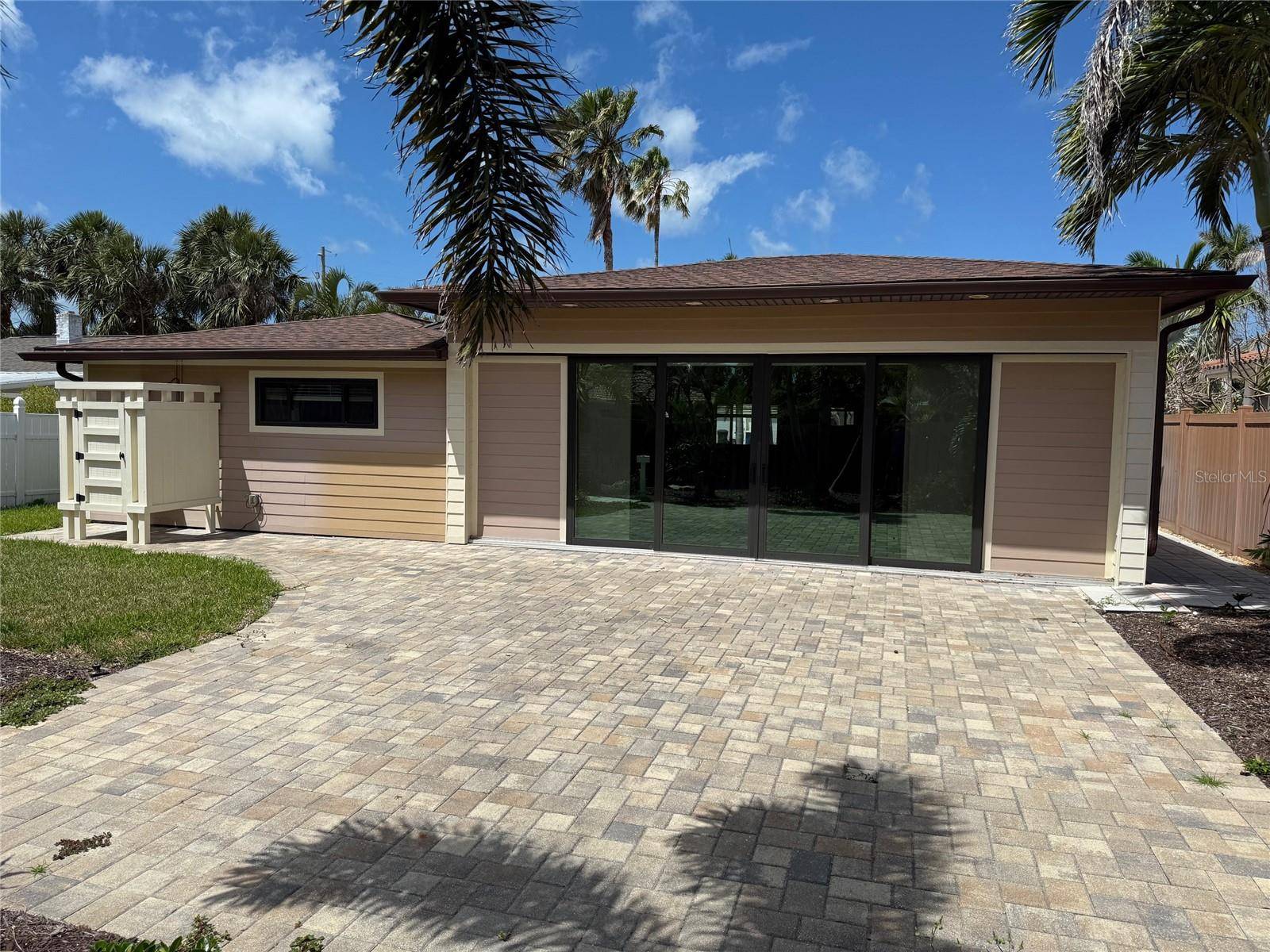833 LANTANA AVE, Clearwater Beach, FL 33767