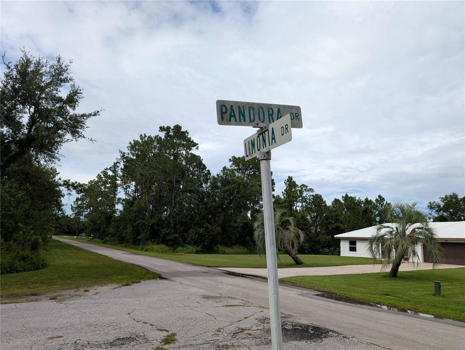 302 PANDORA DR, Indian Lake Estates, FL 33855