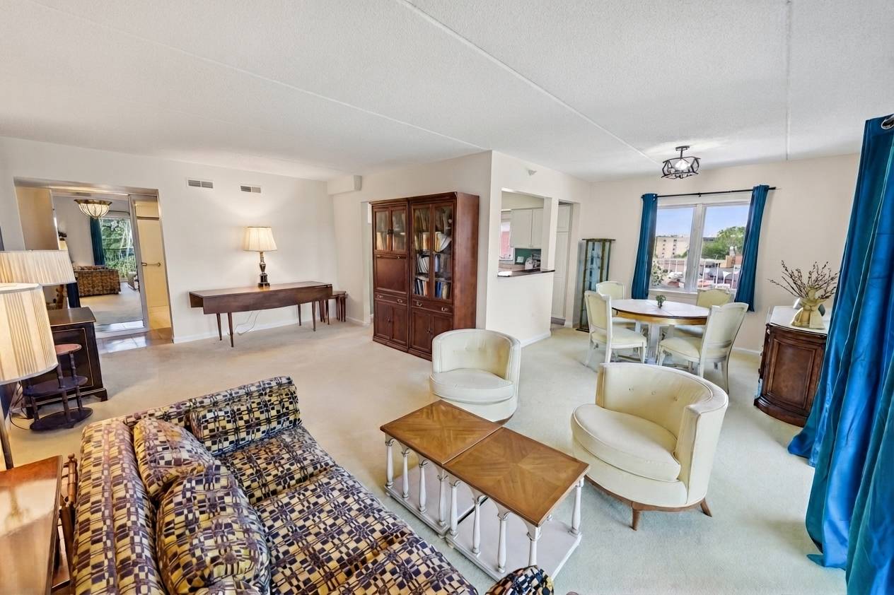7400 Lincoln AVE #504, Skokie, IL 60076