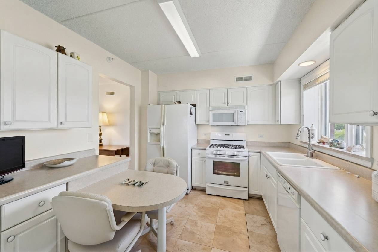 7400 Lincoln AVE #504, Skokie, IL 60076