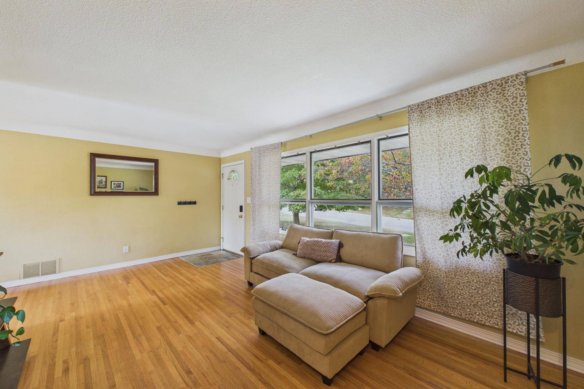 2874 Virginia AVE, Roseville, MN 55113