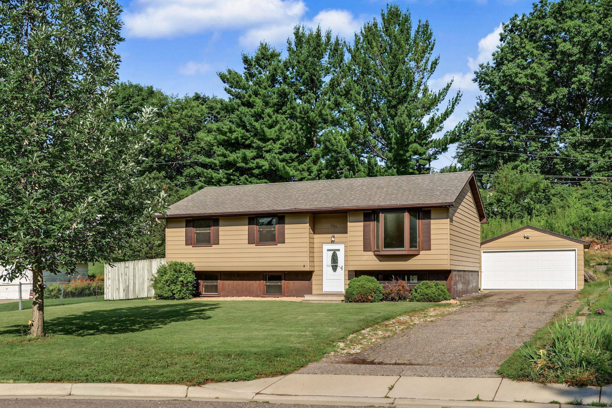 606 Grospoint LN N, Oakdale, MN 55128