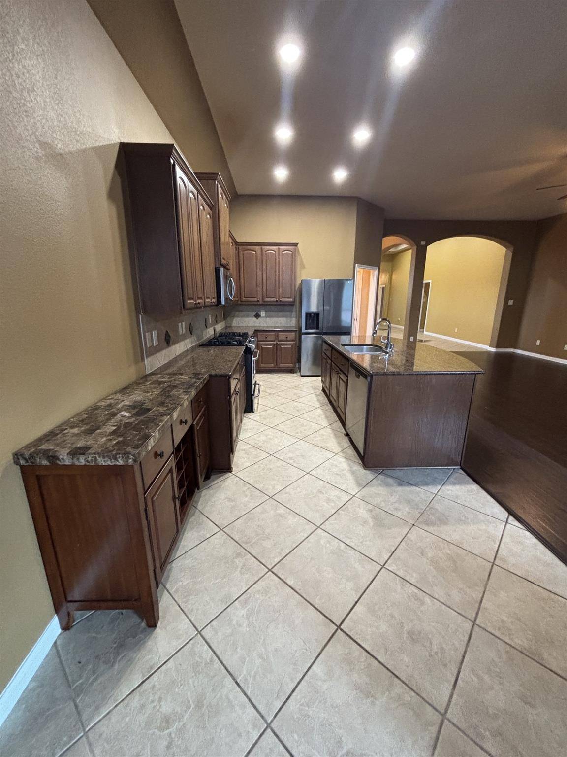 404 E Nakoma DR, Hutto, TX 78634