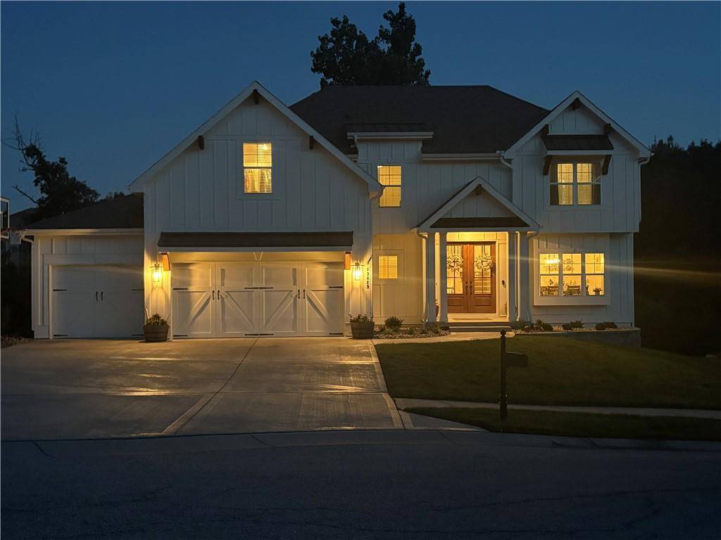 13829 Clear Creek DR, Parkville, MO 64152