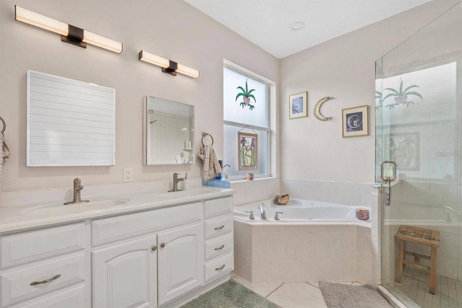 1602 PINYON PINE DR, Sarasota, FL 34240
