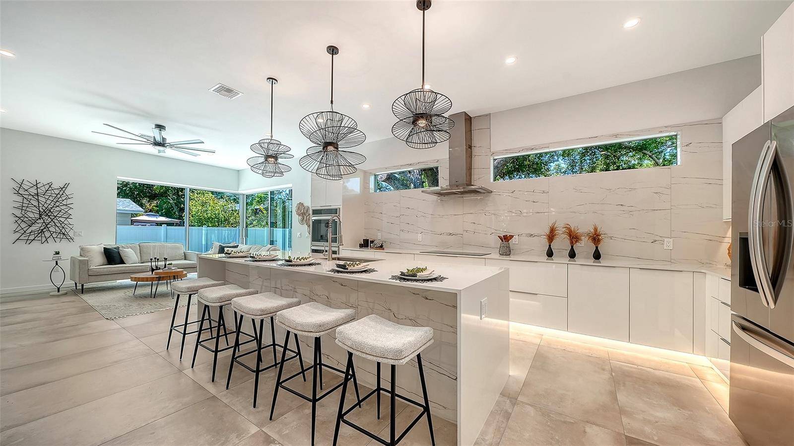 2010 HYDE PARK CIR, Sarasota, FL 34239