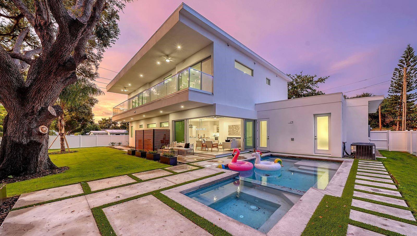 2010 HYDE PARK CIR, Sarasota, FL 34239