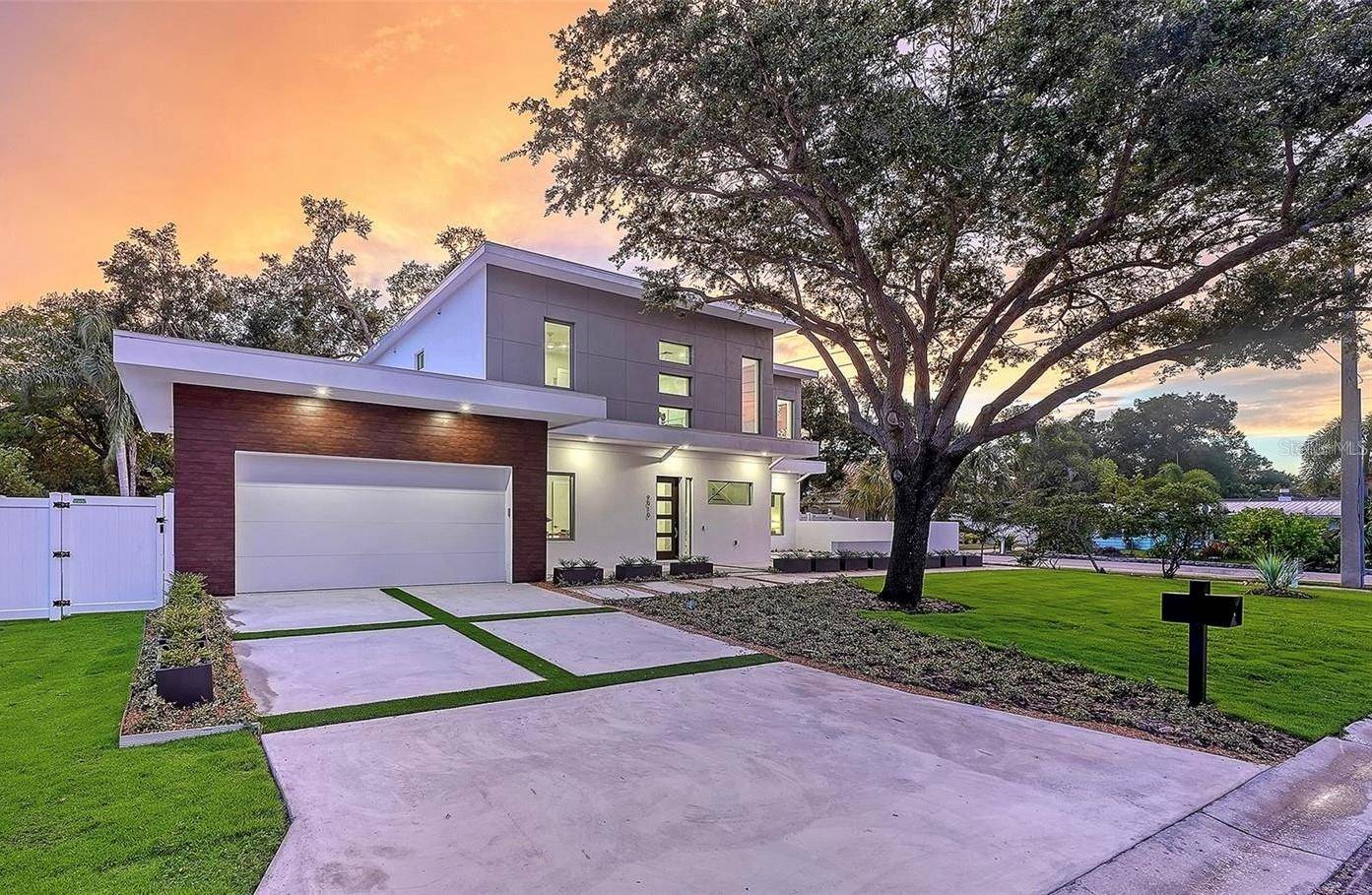 2010 HYDE PARK CIR, Sarasota, FL 34239