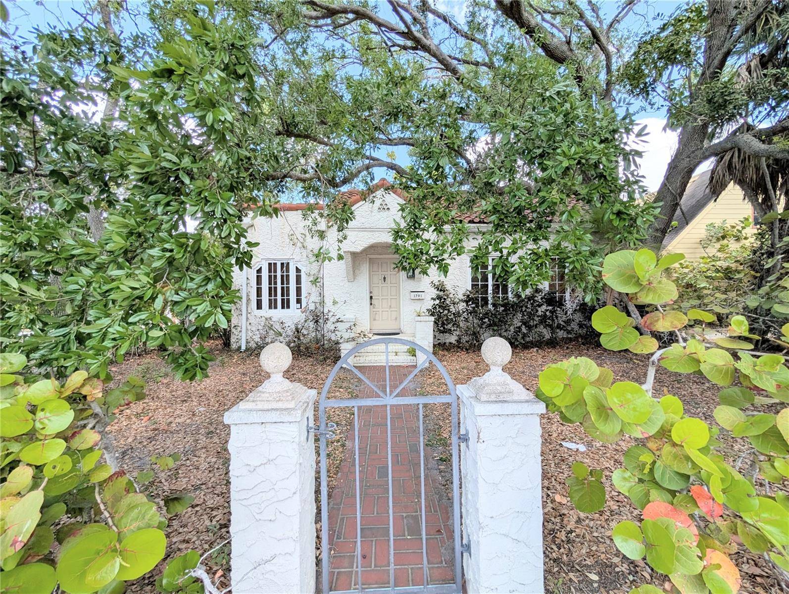1701 SIESTA DR, Sarasota, FL 34239