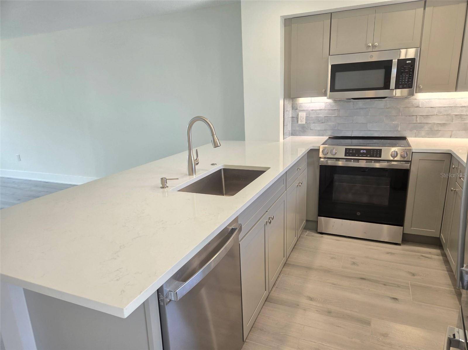 1300 N PORTOFINO DR #406, Sarasota, FL 34242