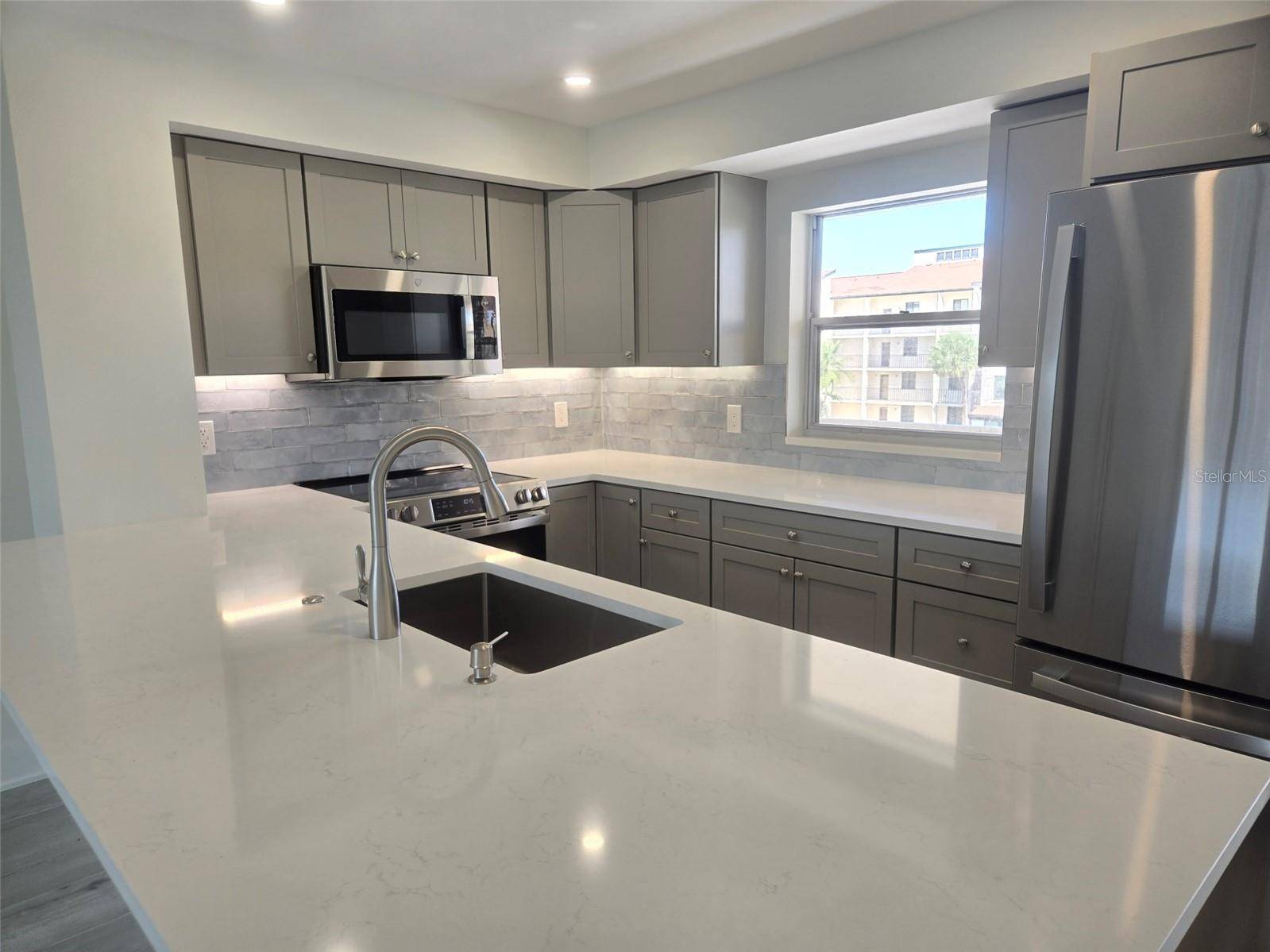 1300 N PORTOFINO DR #406, Sarasota, FL 34242