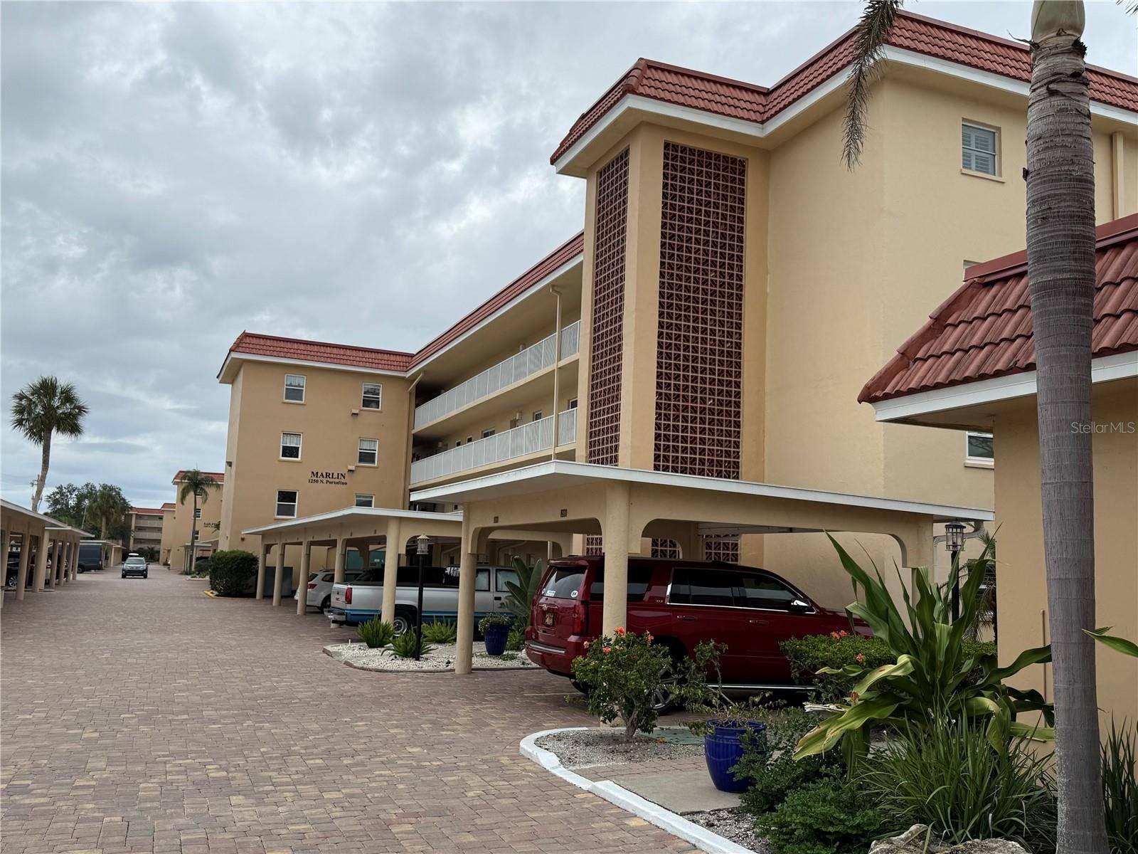 1250 N PORTOFINO DR #202, Sarasota, FL 34242