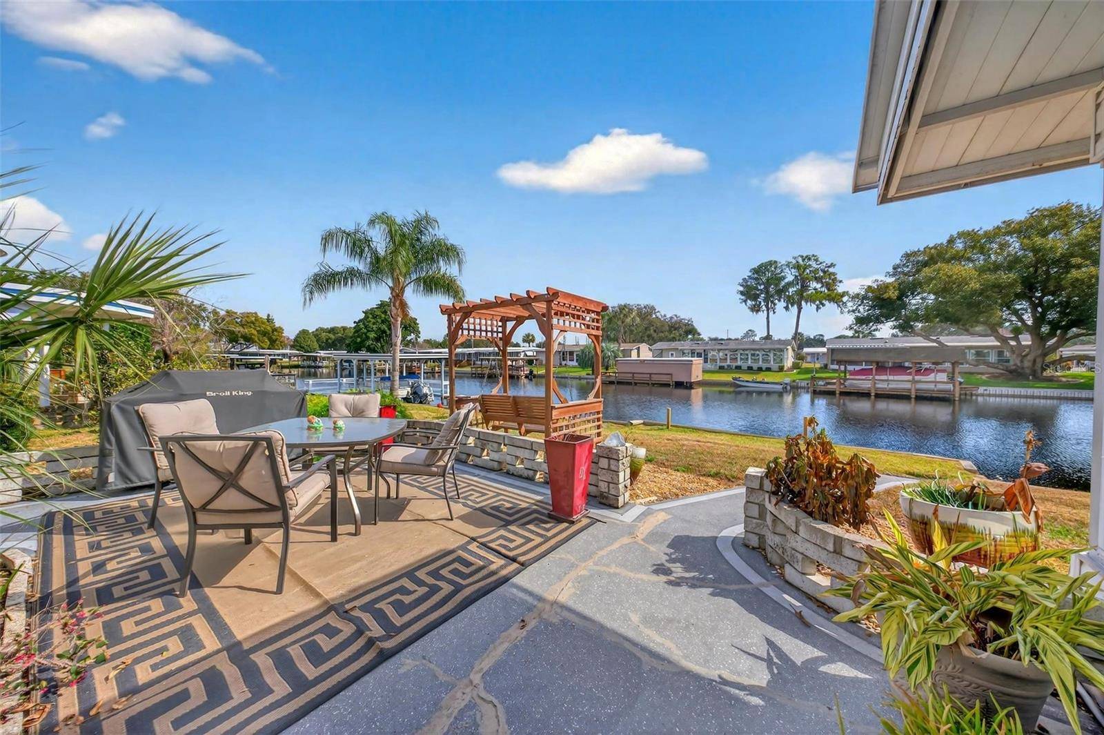 1018 SOUTHLAND DR, Tavares, FL 32778
