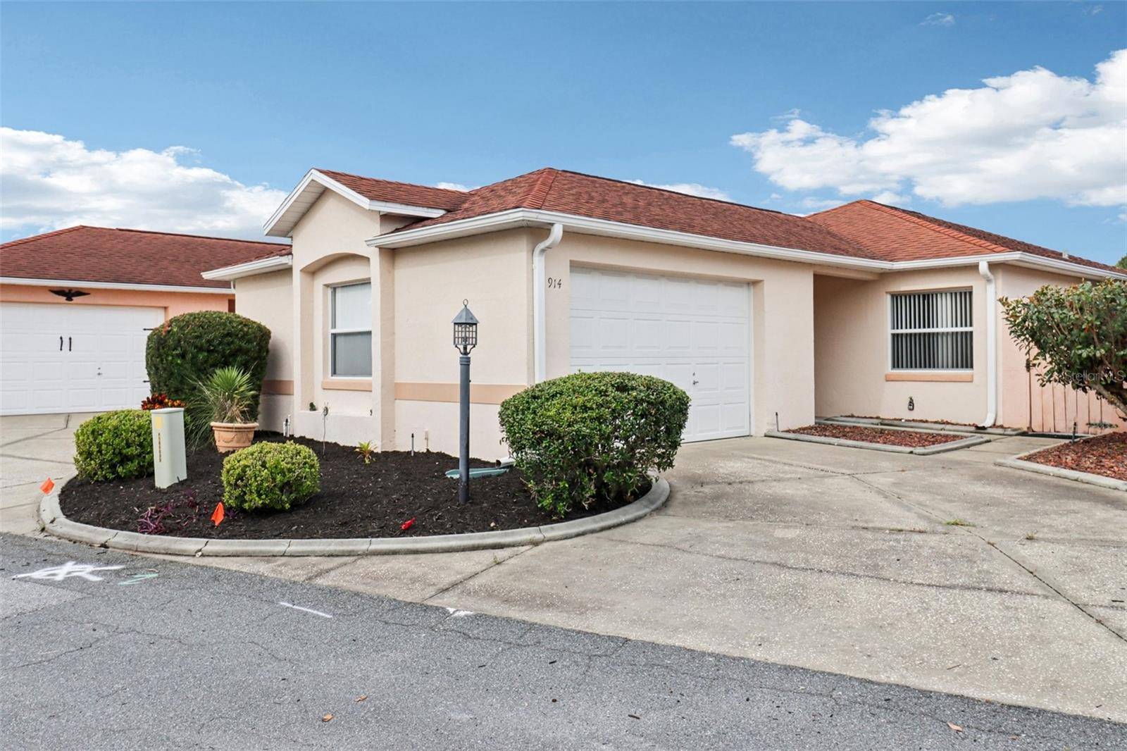 914 MENDOZA BLVD, Lady Lake, FL 32159