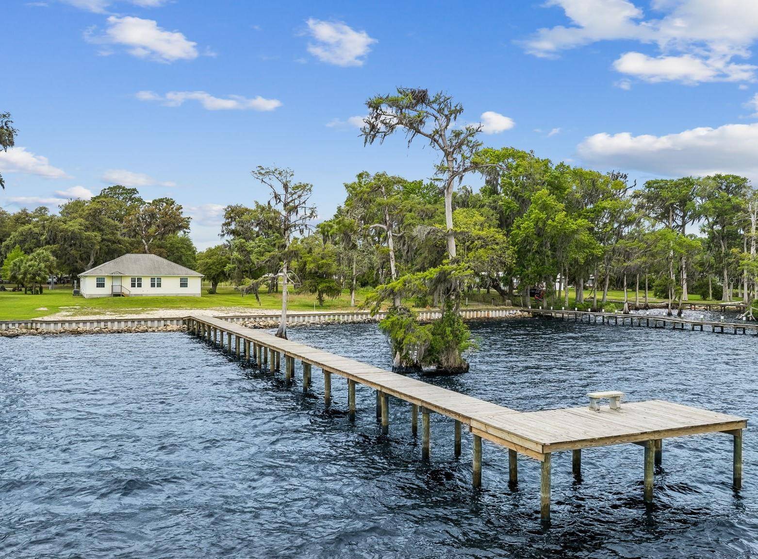 102 SANDRA LN, Crescent City, FL 32112