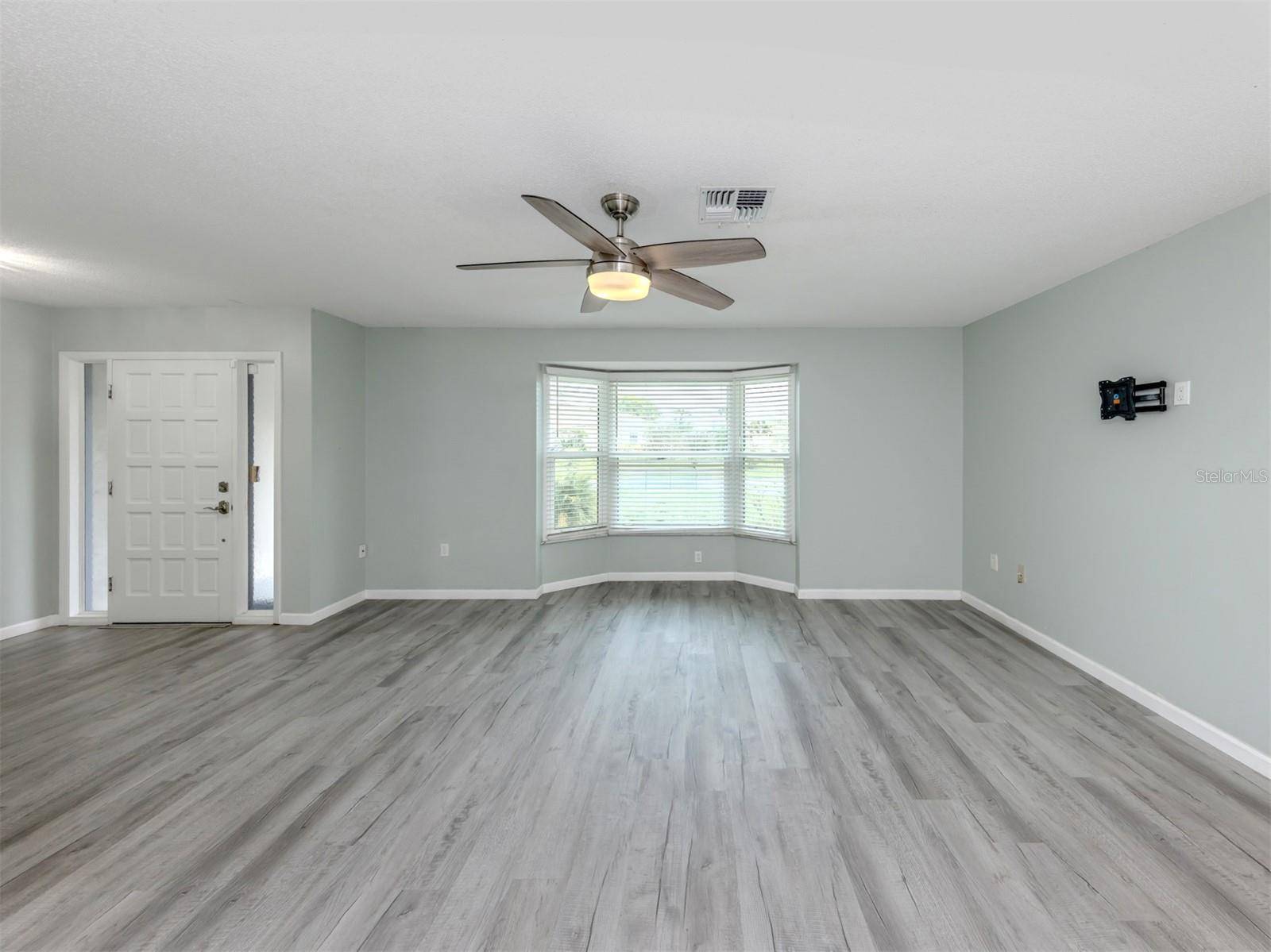 1053 DERIAN PL, Nokomis, FL 34275