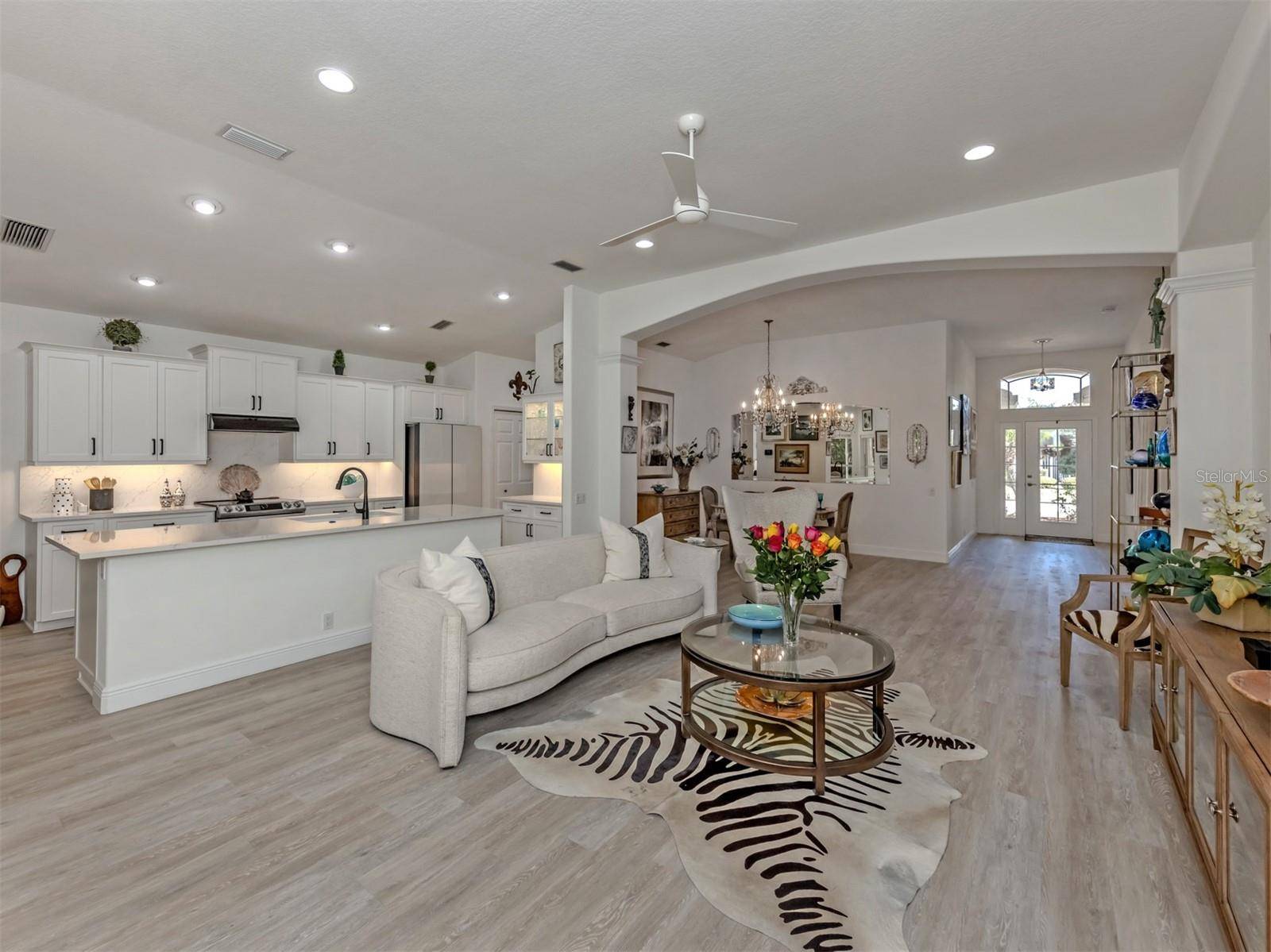 404 PINEWOOD LAKE DR, Venice, FL 34285